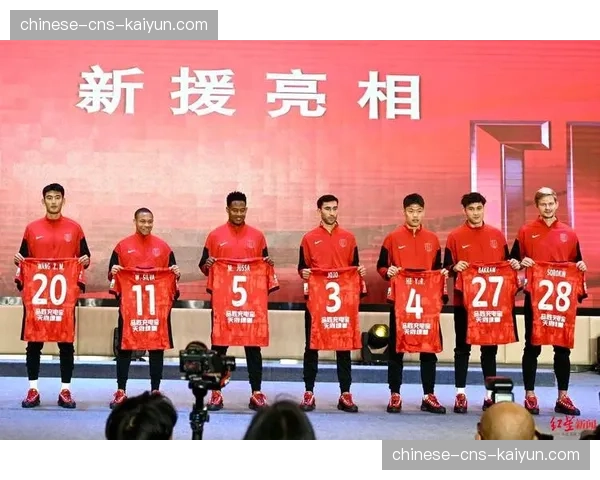 【2026年4月中超联赛·人物·特写特写：老将张琳芃职业生涯第400场顶级联赛赛后接受全场致敬